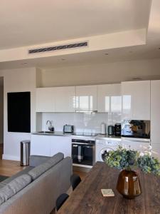 Upmarket 2 Bedroom Apartment Sea & Mountain View