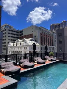 Upmarket 2 Bedroom Apartment Sea & Mountain View