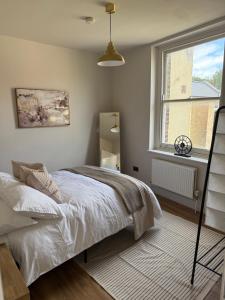 Stokey Skyline Retreat With Balcony