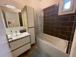 Appartements A 100m de la plage - Vue mer - Climatise : photos des chambres