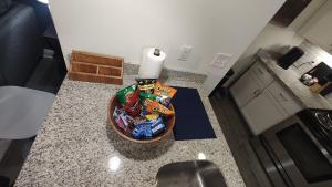 Luxury apartment king bed with 2 beds-free parking