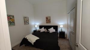 Luxury apartment king bed with 2 beds-free parking