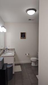 Luxury apartment king bed with 2 beds-free parking