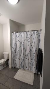 Luxury apartment king bed with 2 beds-free parking