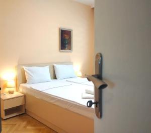 Central Vintage Apartment for 4 Guests & Private Parking