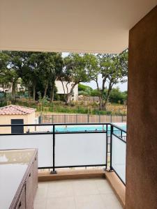 Appartement T2 chambre plus cabine, terrasse vue piscine