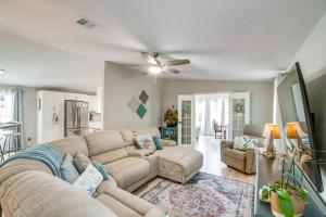 Tee Off and Soak Up Sun! Airy Englewood Gem with Yard