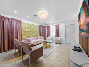 Little Palm House Tropical Oasis