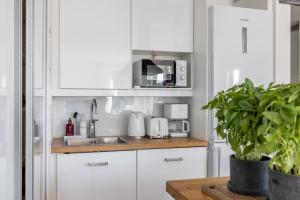 1-Bedroom Beachfront Apartment with Balcony, Sauna and Parking in Helsinki Aurinkolahti