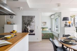 1-Bedroom Beachfront Apartment with Balcony, Sauna and Parking in Helsinki Aurinkolahti