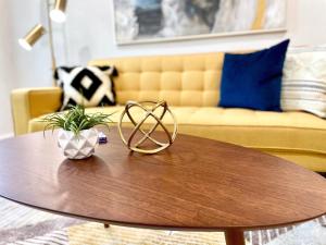 Downtown-Nomads-King Bed-Free Parking