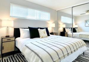 Downtown-Nomads-King Bed-Free Parking