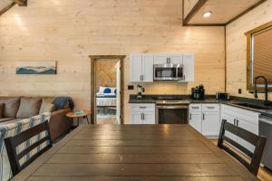 Heart Lake Cabin - Hot Tub & Game Room