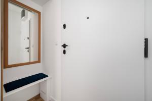 Więckowskiego City View Studio by BookingHost