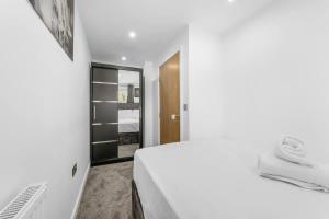 Sleeps 6 Manchester home by City SuperHost