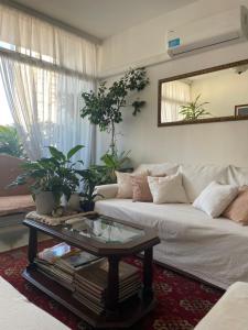 Luminoso depto de 3 amplios dormitorios y living comedor, cochera gratuita