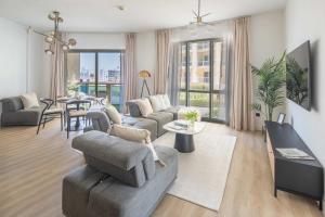 Frank Porter - Lago Vista Tower A