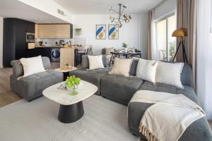 Frank Porter - Lago Vista Tower A