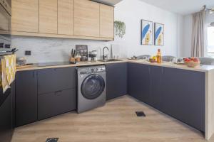 Frank Porter - Lago Vista Tower A