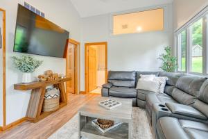 Private Hot Tub, Deck! Group Getaway in Friendship