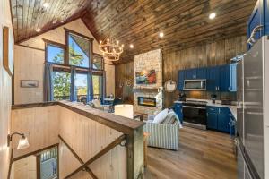 Anchors Retreat - Lakefront Getaway for 14 Guests