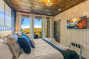 Anchors Retreat - Lakefront Getaway for 14 Guests