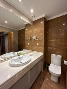 Lux Apt in Priv Condo with Pool, near Beach, Parking & Easy Access to Lisbon