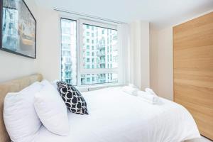 Zone 1 , 2 Bed Apt , Tube Station 2 Mins Walk , Ideal For Leisure , Families , Contractors Stays , Weekly Offers , Sleeps 4