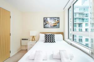 Zone 1 , 2 Bed Apt , Tube Station 2 Mins Walk , Ideal For Leisure , Families , Contractors Stays , Weekly Offers , Sleeps 4