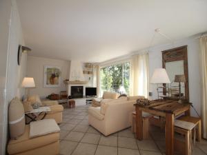 Holiday Home in Fréjus with Pool & Tennis