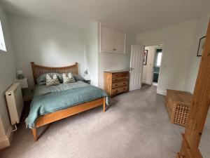 Newly refurbished, 2 bedroom self-contained flat