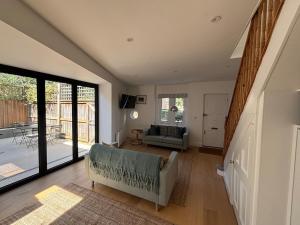 Newly refurbished, 2 bedroom self-contained flat
