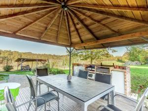 Maisons de vacances Holiday Home in Thedirac with Private Pool : photos des chambres