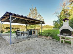 Maisons de vacances Holiday Home in Thedirac with Private Pool : photos des chambres