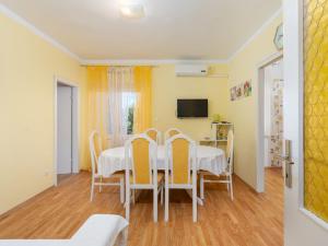 Apartment Vjera by Interhome