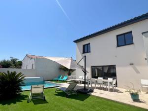 Villas Villa moderne avec piscine proche de la plage : photos des chambres