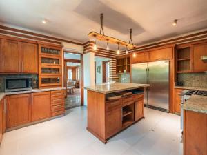 Majestic 5BR Villa with maid & jacuzzi in Cap Cana