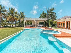 Majestic 5BR Villa with maid & jacuzzi in Cap Cana