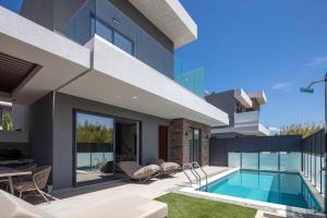 VillaSaints I Private Pool Villas, Walk to Beach, BBQ