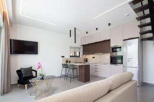 VillaSaints I Private Pool Villas, Walk to Beach, BBQ