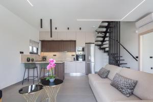 VillaSaints I Private Pool Villas, Walk to Beach, BBQ