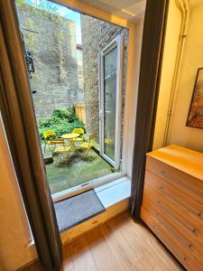 Duplex Home with 3 Bedrooms and Large Sofa-bed plus Back Patio, near Angel and Kings Cross Station