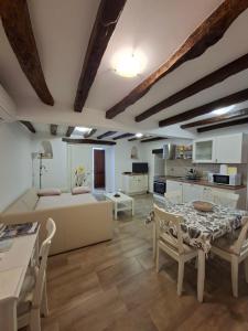 Apartment Nena- apartman sa posebnim ulazom u prizemlju, terasom i zelenom okućnicom 