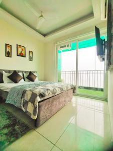 Friendly Stays - Best Balcony in High Rise Building