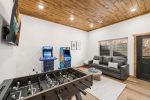 Parkway Pool Oasis - Pool Game Room & More
