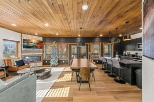 Parkway Pool Oasis - Pool Game Room & More