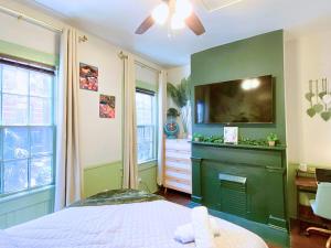 The Jungle Nook - Themed Getaway,Backyard,Grill