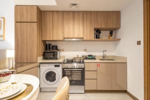 Gala Guests - Urban Oasis Apartments Near Burj Khalifa & Downtown Dubai