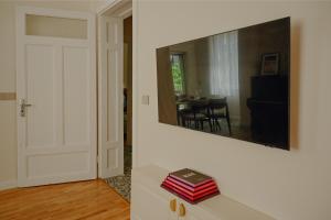 Elegant Escape-High Ceilings, Balcony & Piano by Flat Mаnager