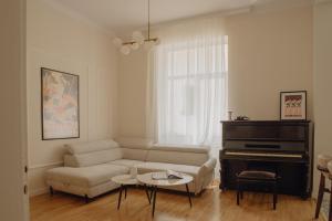 Elegant Escape-High Ceilings, Balcony & Piano by Flat Mаnager